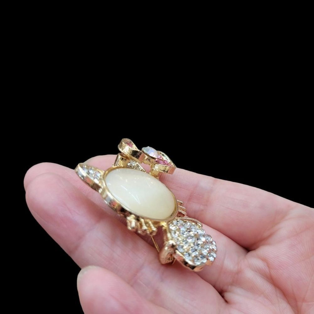 Brand New Hello Kitty Rhinestone Gold With Pink Ribbon Brooch Pin - Picture 3 of 5